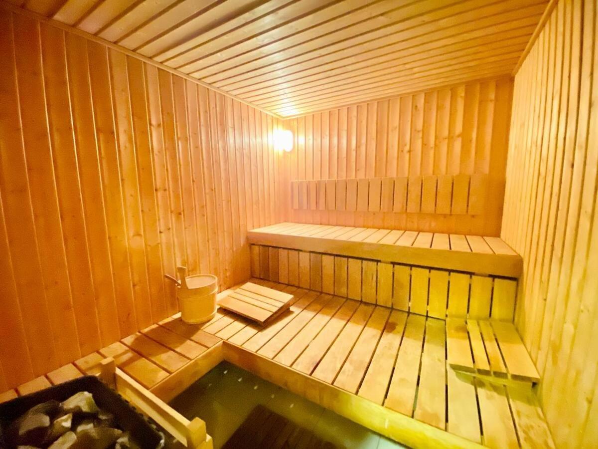 Upscale Studio Full Lake View In Goldcrest View Tower Дубай Екстериор снимка