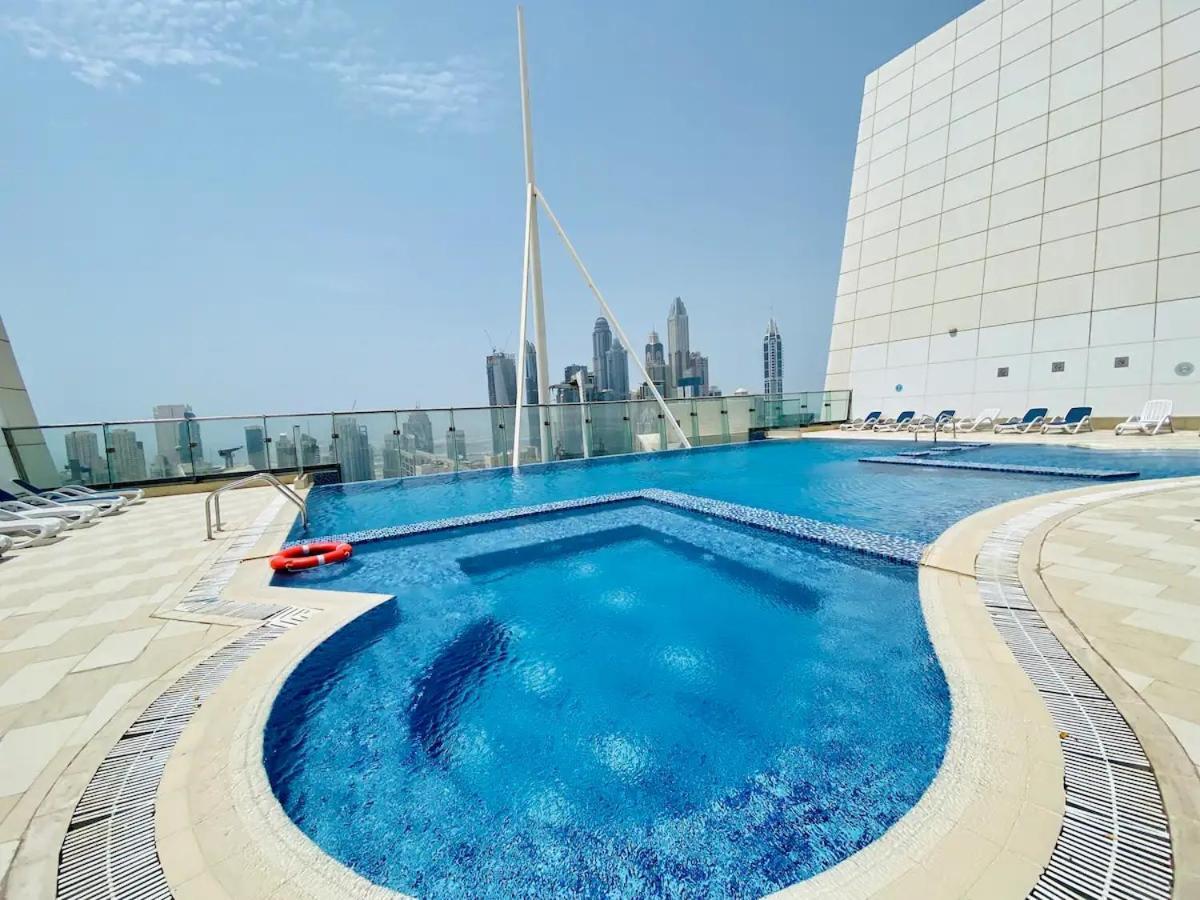 Upscale Studio Full Lake View In Goldcrest View Tower Дубай Екстериор снимка