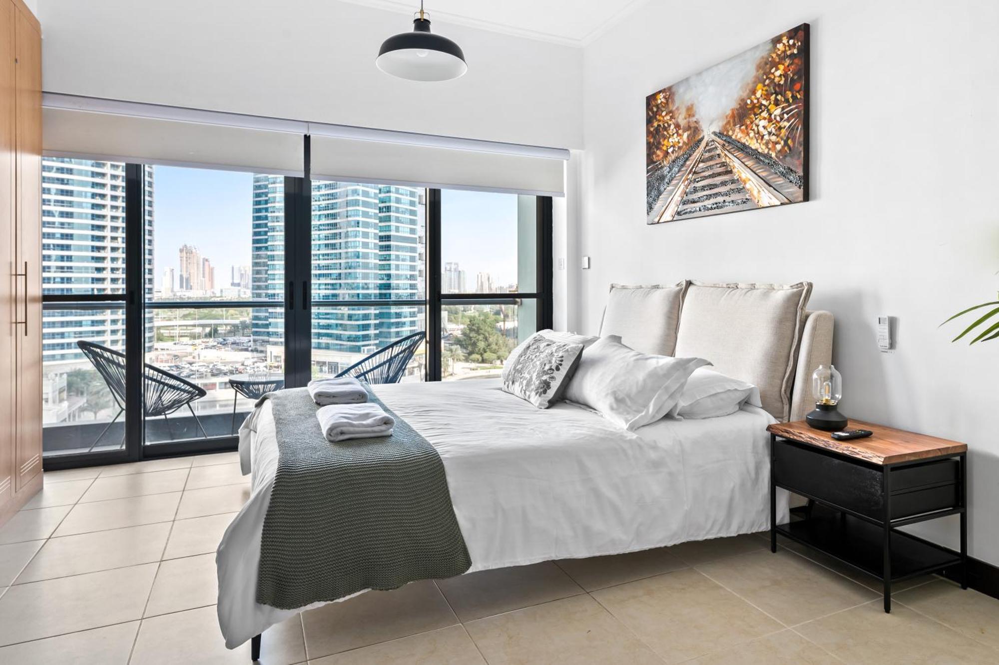 Upscale Studio Full Lake View In Goldcrest View Tower Дубай Екстериор снимка