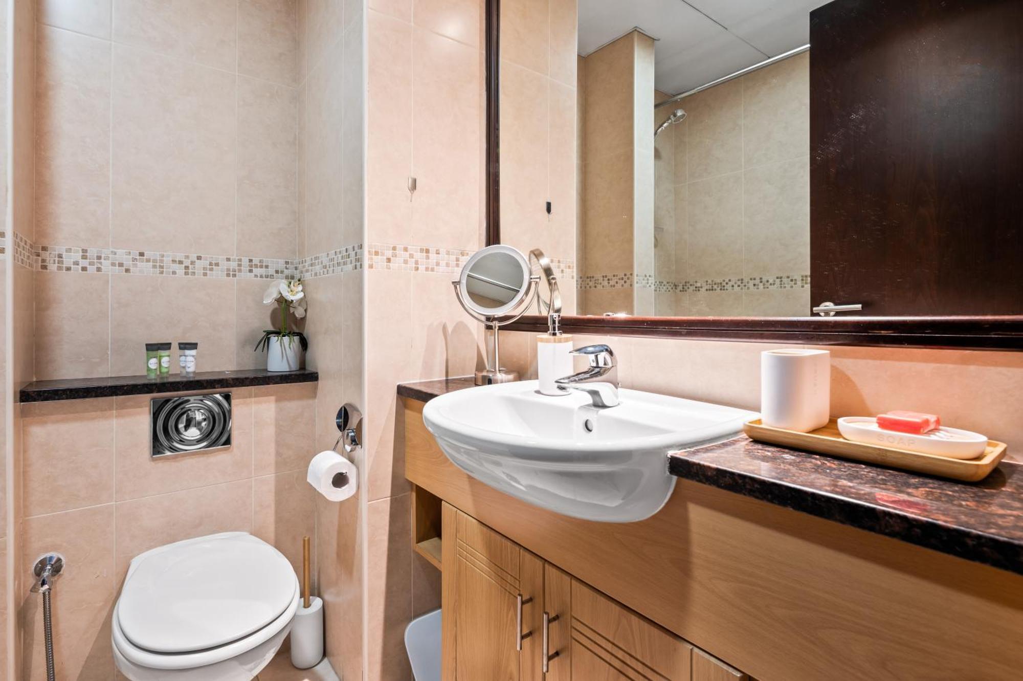 Upscale Studio Full Lake View In Goldcrest View Tower Дубай Екстериор снимка