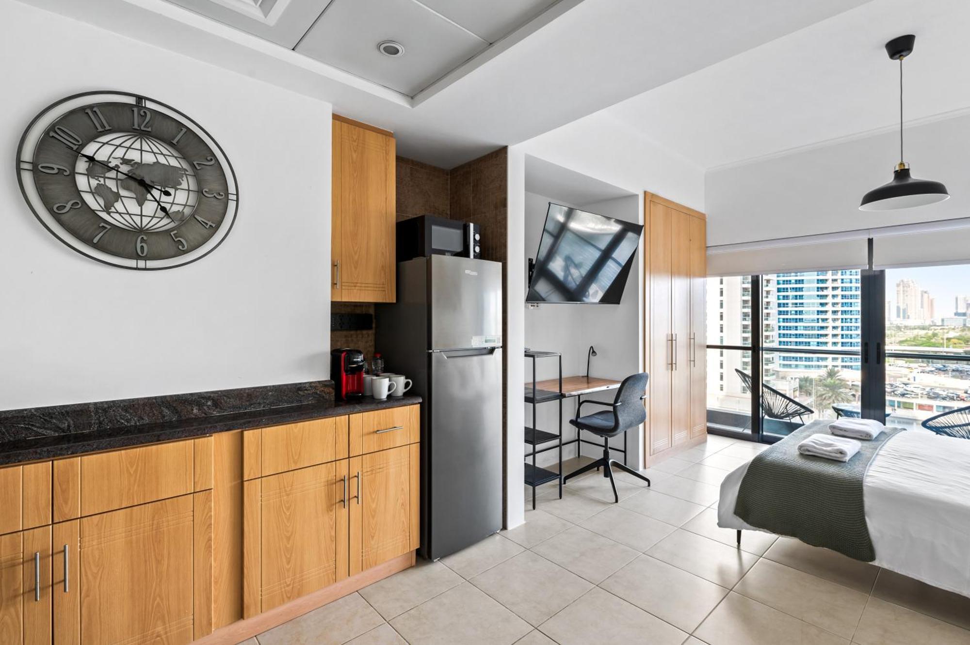 Upscale Studio Full Lake View In Goldcrest View Tower Дубай Екстериор снимка