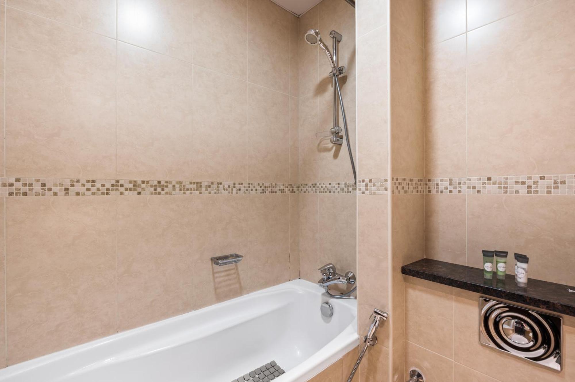Upscale Studio Full Lake View In Goldcrest View Tower Дубай Екстериор снимка