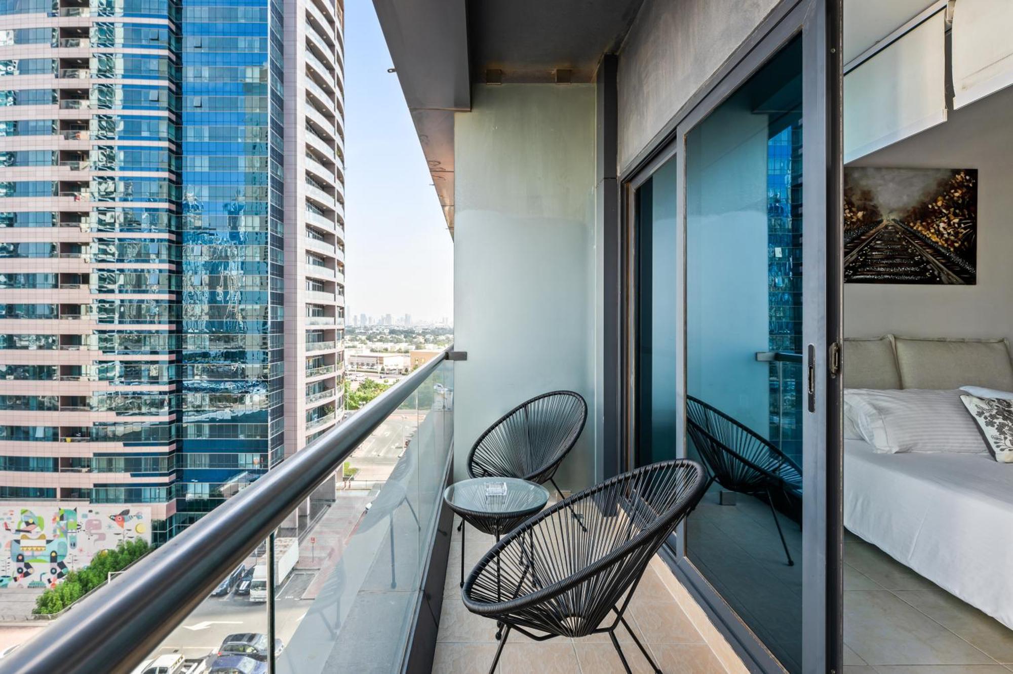 Upscale Studio Full Lake View In Goldcrest View Tower Дубай Екстериор снимка