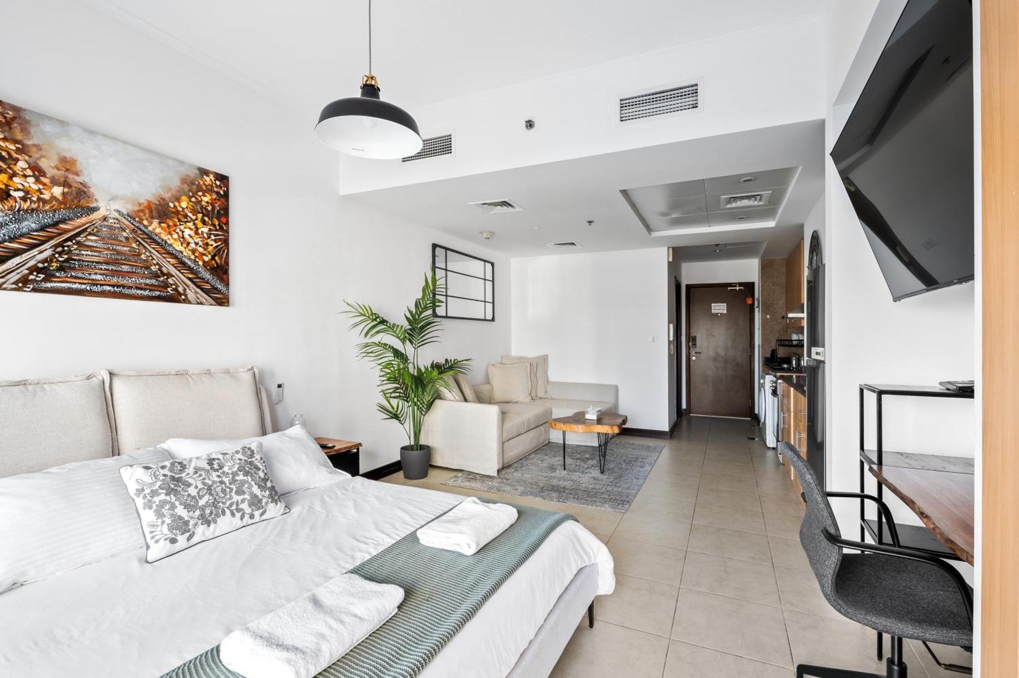 Upscale Studio Full Lake View In Goldcrest View Tower Дубай Екстериор снимка