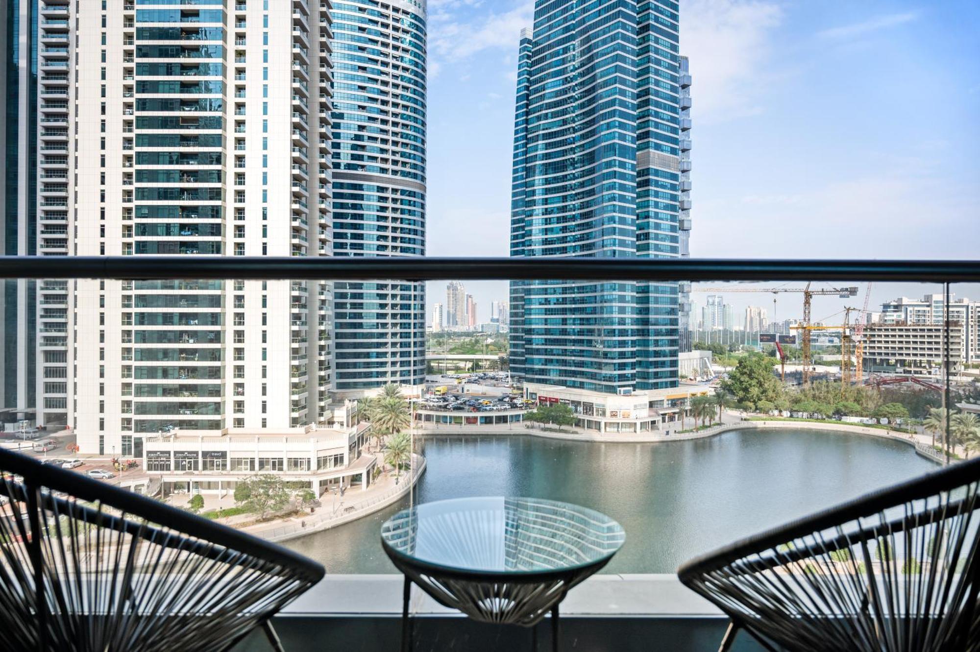 Upscale Studio Full Lake View In Goldcrest View Tower Дубай Екстериор снимка